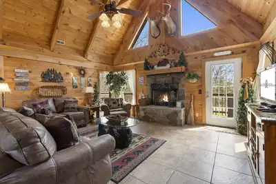 Image de Labor Day Open, Real Log Cabin Near Big Cedar w Pvt Fire Pit_Hot Tub_Wood View_Free Tickets