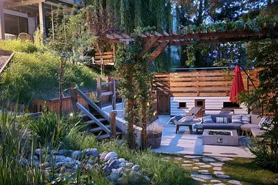Image de Lake views, backyard oasis, minute from beach, private, late-century modern home