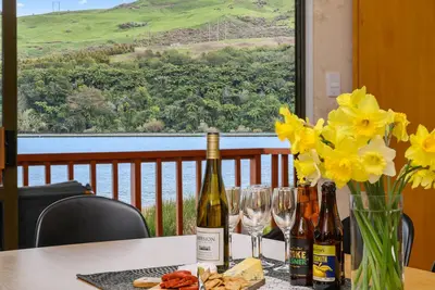 Image de Escape to the Lake - Lake Rotoiti Bach