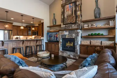 Image de đź’Ž Emerald View | Luxe Decor & Mtn Modern Design | Tons of Room & Storage