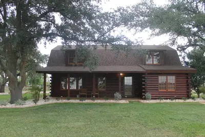 Image de Cozy log cabin on 80 acre Homestead.
