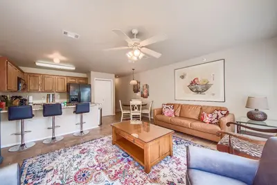 Image de 2 Pools, 4 Hot tubs on the Guadalupe River! Walk to Schlitterbahn!