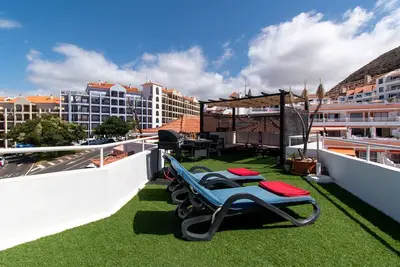 Attractive 2 Bedroom Apartment. Large Roof Terrace. Amazing Sea Views.