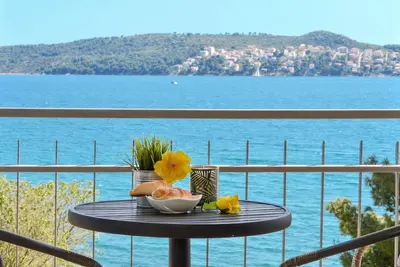 Fantastic beachfront apartment with private balcony on the Adriatic. Top location