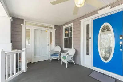 Image de 7 Bedroom Beach Block w/ Parking, Patio & Sunroom
