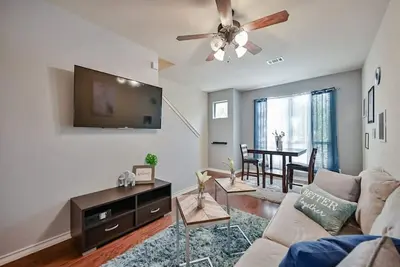 Image de Cozy Townhome walk to Uta, Downtown, mins to At&T