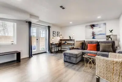Cozy and modern suite \/ Dog Friendly \/ Home Office. !