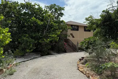 Image de \"Kahiki Tiki\" - Private Pool, Walk/Bike to Bowman's Beach