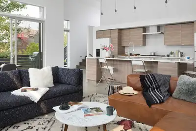Image de Multi-level, three-bedroom villa location near downtown Jackson.