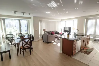 Image de Spacious 2 Bed/Bath Apt Nearby Mgh, Mit, Harvard, Washer/Dryer in suite, Modern Bd