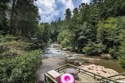 Image de River Front Retreat perfect for families, couples, getaways.