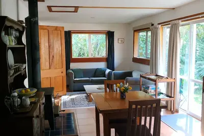 Image de A comfortable, private, country apartment. 300mts walk to safe sandy beach.