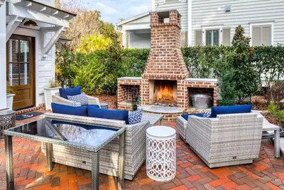 Image de Newly renovated and expanded, this gorgeous Wilson Village home