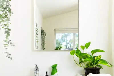 Image de Experience Tiny House Living with a Modern Art Gallery Ambience