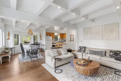 Image de Cozy Lake Home with Beautiful View within 1 mile of a public beach