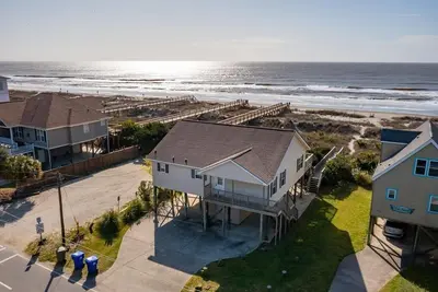 Image de 225 East Arctic! Oceanfront Family Haven, Pet Friendly, 2 Blocks to Restaurants & Shops