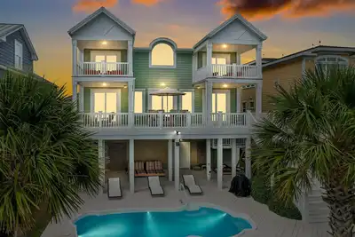 Image de Luxurious Sunset Beach Home On The Water With Pool, Boat Dock and Golf Cart