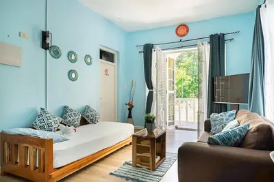 Image de clean, comfy & quiet with views