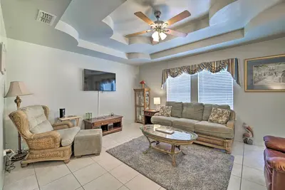 Image de Deck & Pool Access: Long Island Village Escape!