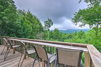 Image de Decks & Scenic Views: Beech Mountain Cabin!
