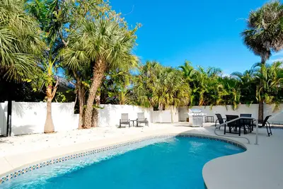 Image de Best Value on Anna Maria Island, Heated Pool, 1. 5 Blocks from Beach, Pets Ok!