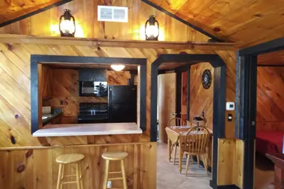 Image de newly remodeled cabin style cottage, close to public boat ramps, and beaches.