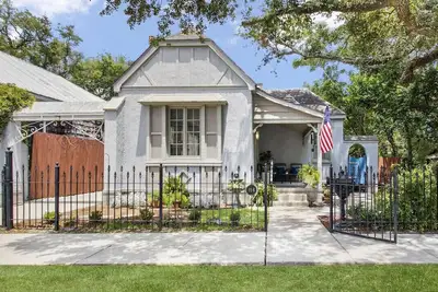 Image de Heart Of Biloxi- Tudor Cottage- Walk to the beach and Beau Rivage