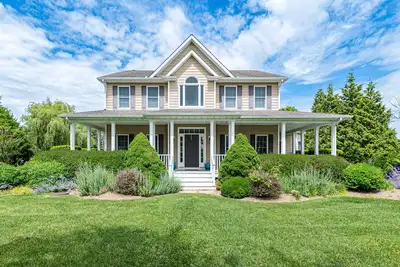 Image de Exquisite dog-friendly home with large yard, furnished porch, & firepit