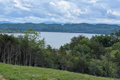 Image de New Lake & Mountain View Serenity from every room in the house!