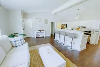 Image de Greenleaf (Hsv) · 「Greenleaf」Stylish & Bright 4 bd / 3 ba Vacation