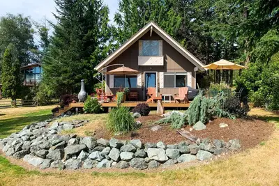 Image de A sweet Puget Sound view cabin with Mutiny Bay beach access.