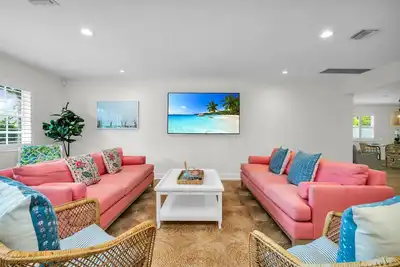 Image de Welcome to The Pink Cabana – A Vibrant Escape in the Heart of West Palm Beach!