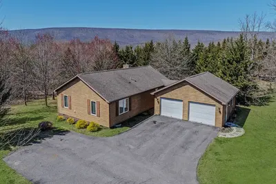 Image de Cacapon Connected - wifi, fire pit, deck, king bed, game room, nearby golf