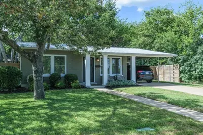 Image de Adorable spacious 1300 sq ft, 2 Br home with huge fenced yard, great location