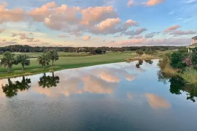 Image de Remodeled Villa-Golf Course Views next to Bhi club; 2 decks for views!