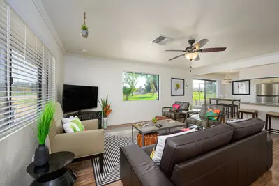 Image de Golf course, modern 3 bdr home, King bed, longer stays welcome