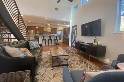 Image de Lovely, bright house. 4 miles from Main Street, private pool