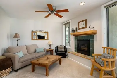 Image de Bright and Peaceful 2br Mt Condo | Walk to Ski Area!