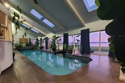Image de Indoor Pool w\/ Amazing Waterfront Views & Hot Tub
