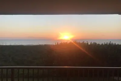 Image de Beachfront Great Location Updated Furnished Oceanfront 2 Bd/2 Bth