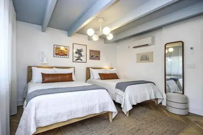 Image de Colonnades Condominium C-4