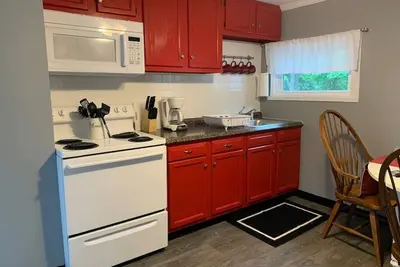 Newly Remodeled 1-Br Close to Everything yet Very Private