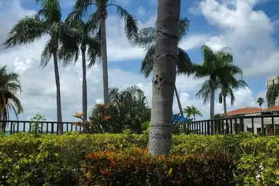 Image de Steps away from the pool with Ultimate water views!