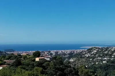 Image de Appartement 3 P. dans villa sur colline, vue mer à 15 mn du centre Nice