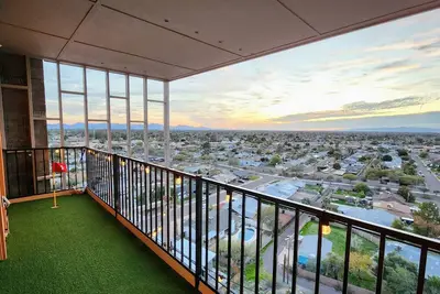 Image de 270° City/Mountain views!