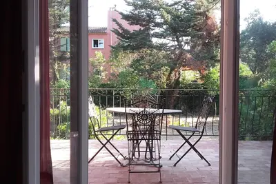 Image de Propriété provençale avec grand jardin dans un espace boisé.