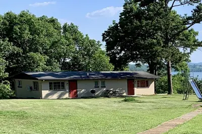 Image de Remote Get Away! - Renovated 3 Bedroom Cabin on Bull Shoals Lake.