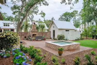 Image de Luxurious Two Bedroom Cottage, Enchanting Backyard