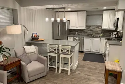 Image de Large kitchen/ in suite laundry/Self Contained, Central location