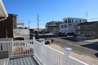 Image de 4 Houses to The Beach! Completely renovated Duplex- 1st Floor- Walk To All!